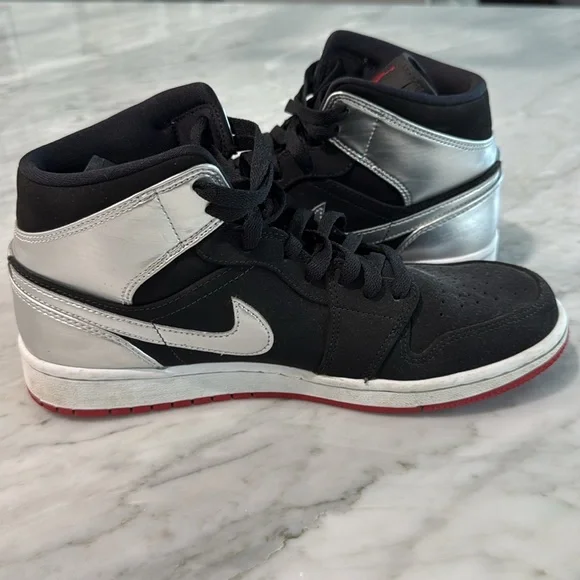 Nike Jordan 1 Mid - Picture 6 of 10